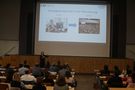 Foto: Studierende und Gäste sitzen in der Aula Scheffelberg und hören einem Vortrag zu.