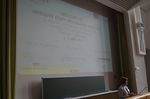 Foto: Blick auf das Startbild einer Präsentation im Hörsaal 2.