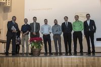 Foto: Gruppenbild mit 7 Absloventen und einem Gratulanten.