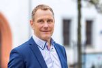 Prof. Mathias Richter, im Anzug, blickt in die Kamera.
