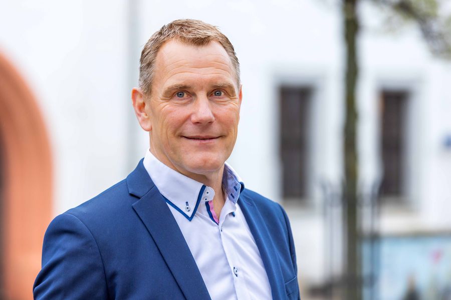 Prof. Mathias Richter, im Anzug, blickt in die Kamera. 