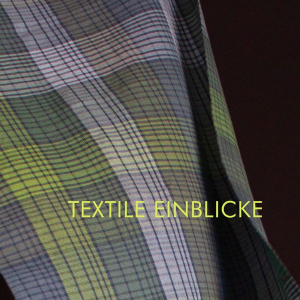 Foto: Stoffstück mit vertikalen und horizontalen Linien, mit Blau- und Grüntönen als Hintergrundfarbe, Studienarbeit von Isaebell Leonhardt, Fakultät AKS