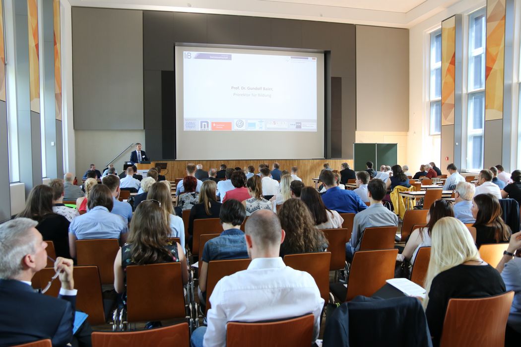 Foto: Teilnehmer sitzen in der Aula Scheffelberg und hören einem Vortrag zu.