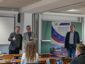 Prof. Dr. habil. Dr. h. c. Bernd Zirkler, Dr. Holger Naduschewski und Prof. Dr. rer. nat. Matthias Richter (v.l.n.r)