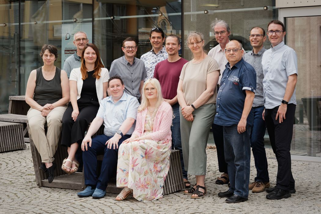 Die Fachgruppe Informatik der WHZ im Jahr 2026 vor der Hochschulbibliothek