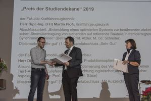 Foto: Preis der Studiendekane. Übergabe an einen Absolventen.