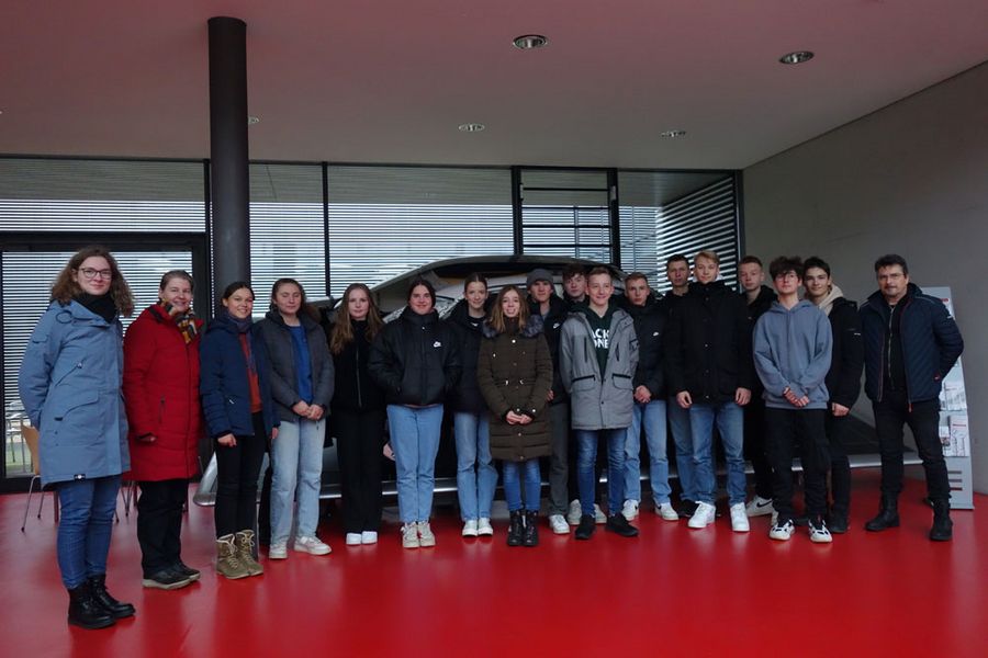 Die Schülerinnen und Schüler stehen in Foyer der August-Horch-Bau | Quelle: WHZ