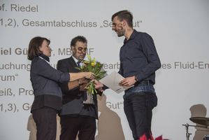 Foto: Auszeichnung für sehr gute Leistungen im Rahmen der Diplomarbeit sowie im gesamten Studium. Übergabe an einen Absolventen.