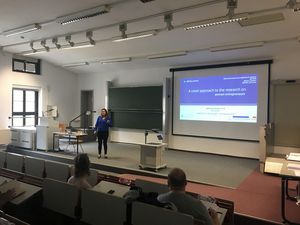 Foto: Blick auf eine Referentin in einem Hörsaal zur DAAD Alumni-Woche „WHZ - International 2019“ - Bild 5