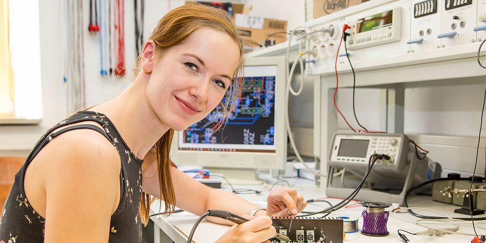 Photo: A female student sits at a laboratory workstation and solder a circuit board. source: whz/H. Gerischer