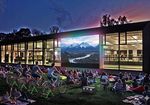 BEsucher sitzen vor einer Leinwand und schauen einen Film. Der Strom wird mit Fahrradgeneratoren erzeugt.