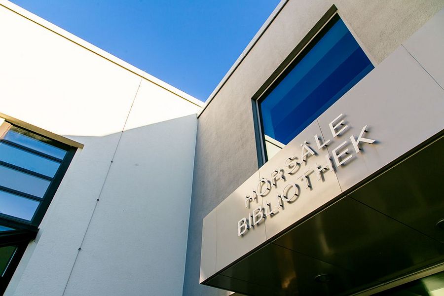 Foto: Schriftzug Hörsäle, Bibliothek über Eingangsbereich Hörsaalgebäude Scheffelberg.