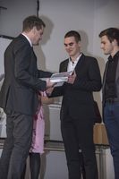 Foto: Übergabe der Zeugnisse an eine Gruppe Absolventen.