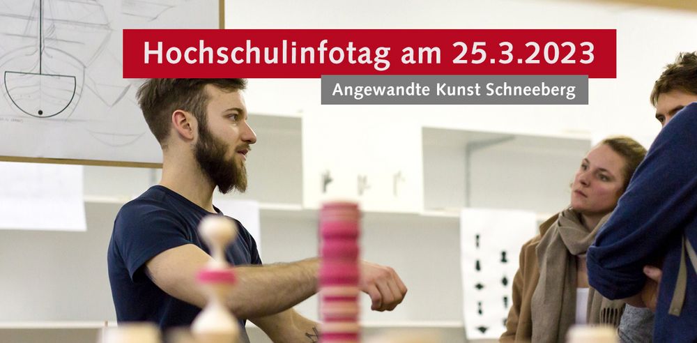 Foto: Hochschulinfotag 2023, eine Person anderen Personen etwas, technische Zeichnungen im Hintergrund