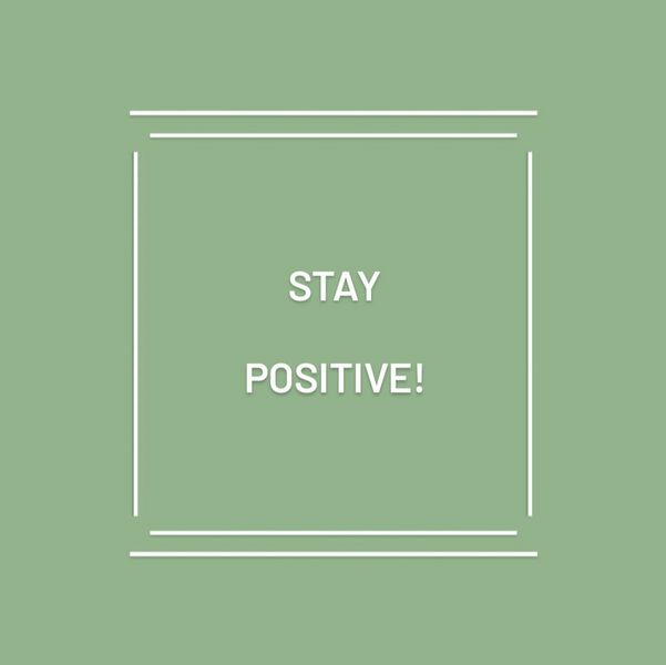 Titelbild des Artikels "Stay Positive": Auf grünem Hintergrund steht mit weißer Blockschrift das Thema geschrieben.