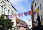 Bunte Flaggen hängen in der Zwickauer Peter-Breuer-Straße