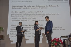 Foto: Auszeichnung für sehr gute Leistungen im Rahmen der Diplomarbeit sowie im gesamten Studium. Übergabe an einen Absolventen.