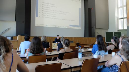 Foto: Mitglieder des Alumni-Vereins GPRE hören einem Vortrag zu