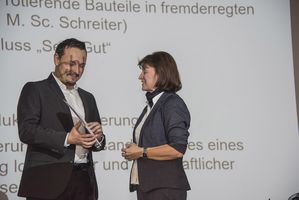 Foto: Preis der Studiendekane. Übergabe an einen Absolventen.
