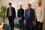 Gruppenfoto von Rektor Prof. Stephan Kassel, Prof. Sos Khachikyan, Prof. Christian-Andreas Schumann und Chantal Runte. Gruppe ist steht im Büro des Rektors und blickt in die Kamera.