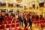 Foto: Im Festsaal der Zwickauer Neuen Welt laufen in Zweierreihe mehrere Personen ein. Voran eine Frau und ein Mann mit Amtsketten.