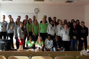 Foto: Gruppenbild in einem Hörsaal.