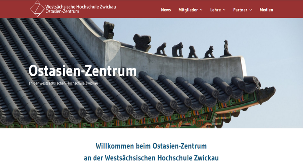Foto: Teil eines chinesischen Daches. Banner zur Einladung der Eröffnung des Ostasien-Zentrum.