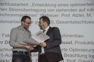 Foto: Preis der Studiendekane. Übergabe an einen Absolventen.