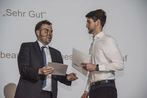 Foto: Auszeichnung für sehr gute Leistungen im Rahmen der Diplomarbeit sowie im gesamten Studium. Übergabe an einen Absolventen.