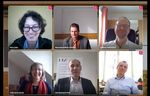 Foto: In 2 Reihen sind jeweils 3 Personen nebeneinander zu sehen, sie sind alle einer virtuellen Konferenz zugeschalten.
