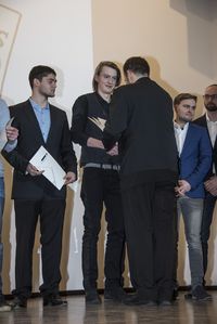 Foto: Absolventen erhalten eine persönliche Gratulation und bekommen die Urkunden überreicht.