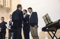 Foto: Fünf Absolventen erhalten eine Gratulation und bekommen ihre Urkunden überreicht.