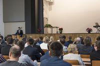 Foto: Ein Redner hält vor den Teilnehmern eine Ansprache.