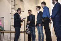 Foto: Fünf Absolventen erhalten eine Gratulation und bekommen ihre Urkunden überreicht.