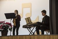 Foto: Ein Duett auf der Bühne spielt auf seinen Instrumenten.