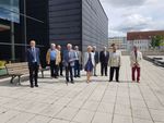 Foto: Auf dem Platz vor dem August-Horch-Bau der Westsächsischen Hochschule Zwickau stehen 10 Personen.
