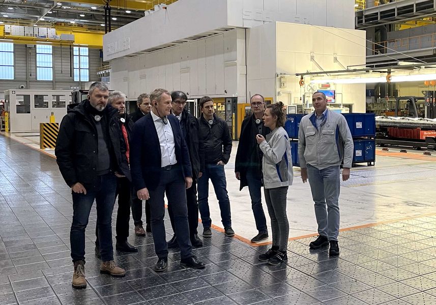 Gruppenbild in einer Werkhallen von Volkswagen Sachsen