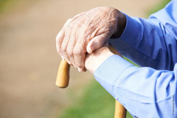 Symbolbild, Foto: Familienpflicht; Es sind die Hände einer älteren Person zu sehen, welche auf einem Gehstock liegen. (Quelle: Fotolia)