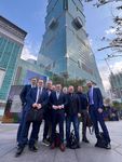 Gruppenfoto der Delegation vor dem Wolkenkratzer Taipeh 101
