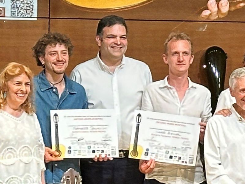 Jakob Biehler (r.) neben dem Präsidenten der European Guitar Foundatio, Vicente Coves Merino. (Foto: B. Biehler-Lee)