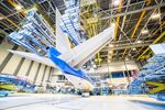 Ein Flugzeug in einem Hangar