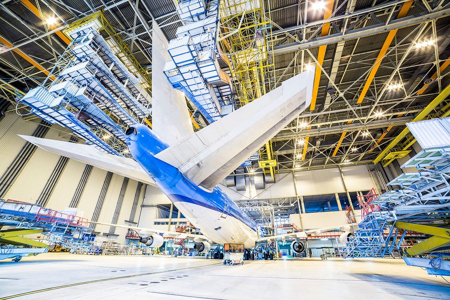 Ein Flugzeug in einem Hangar 
