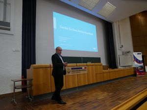 Foto: Dipl.-Ing. Jürgen Schleier hält einen Vortrag