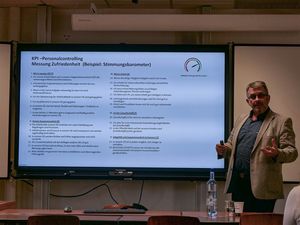 Dr. Naduschewski stellt den Zuhörenden das Stimmungsbarometer vor