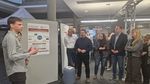 Ein junger Wissenschaftler erklärt Anwesenden sein Projekt.