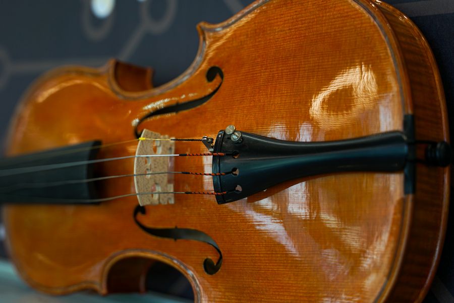 Auf dem Foto sieht man eine Nahaufnahme der ausgestellten Violine.