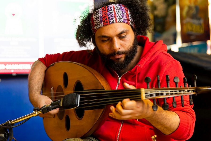 Foto: Ein Mann spielt auf dem nahöstlichen Saiteninstrumenten Oud. 