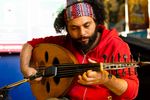 Foto: Ein Mann spielt auf dem nahöstlichen Saiteninstrumenten Oud.