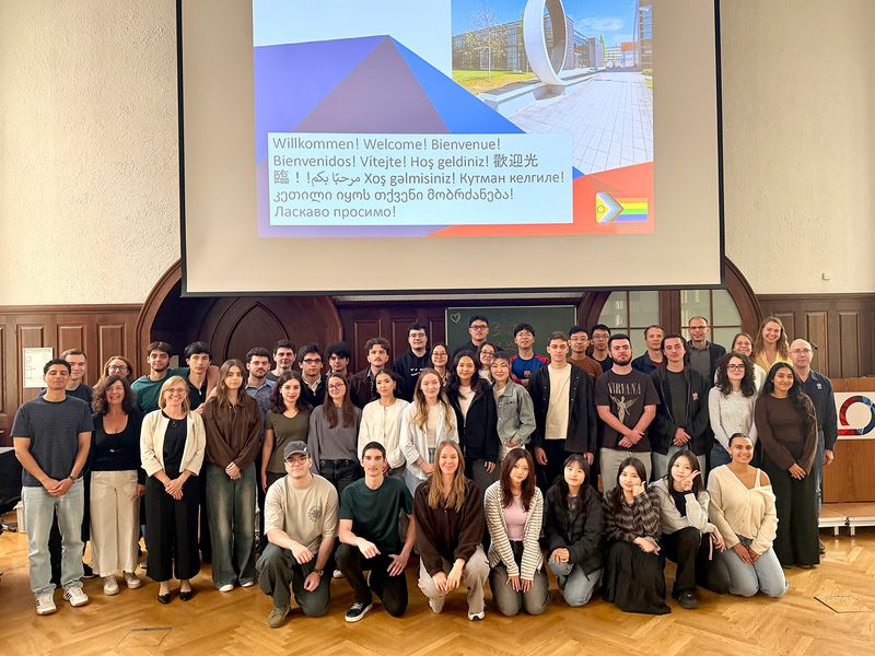 Die Teilnehmerinnen und Teilnehmer des Deutsch-Intensivkurses in der Aula der WHZ. (Foto: Eugenia Jakob/WHZ)