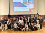 Die Teilnehmerinnen und Teilnehmer des Deutsch-Intensivkurses in der Aula der WHZ. (Foto: Eugenia Jakob/WHZ)